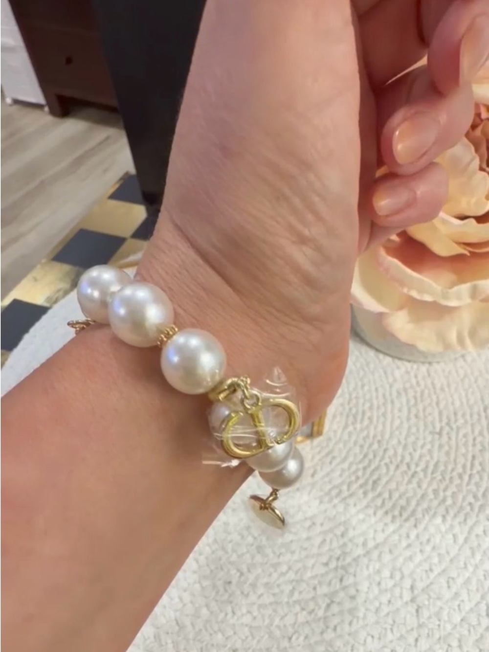 Dior Beauty Gold And white Pearl Charm Bracelet / New in Box - Picture 3 of 8
